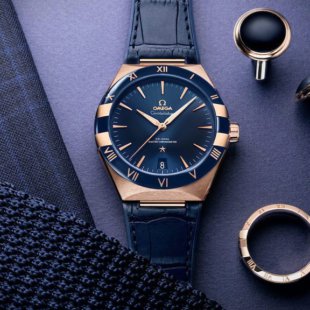 Римские цифры новых OMEGA Constellation Gents нанесены на безель, в отличие от Constellation Manhattan 1982 года, где цифры наносились непосредственно на сапфировое стекло